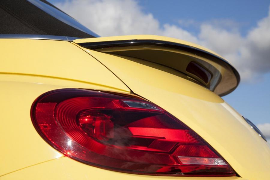  Volkswagen Beetle Cabriolet 2012 года  (фото 31 из 107)